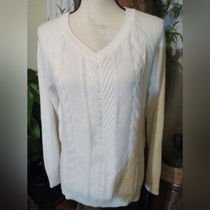 Lot of 2 women's medium long sleeved sweaters. White a mossy brown.